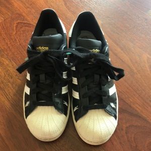 Adidas black and white, medium condition/used kids shoes. Size kids 4 1/2.